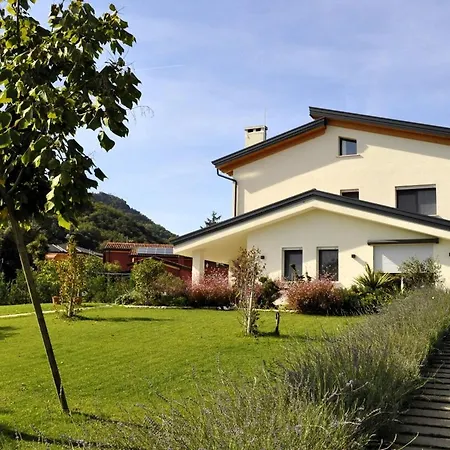 Apartamento Giardino Di Lei, Giallo